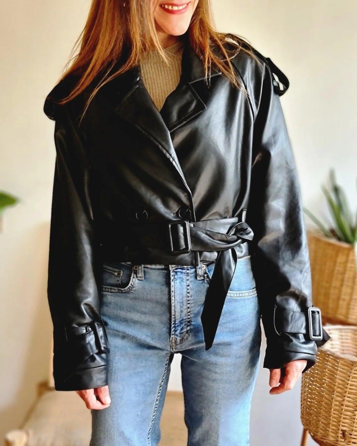 CHAQUETA CROP ECO CUERO CREMA -40% DE DCTO. - Quemepongo