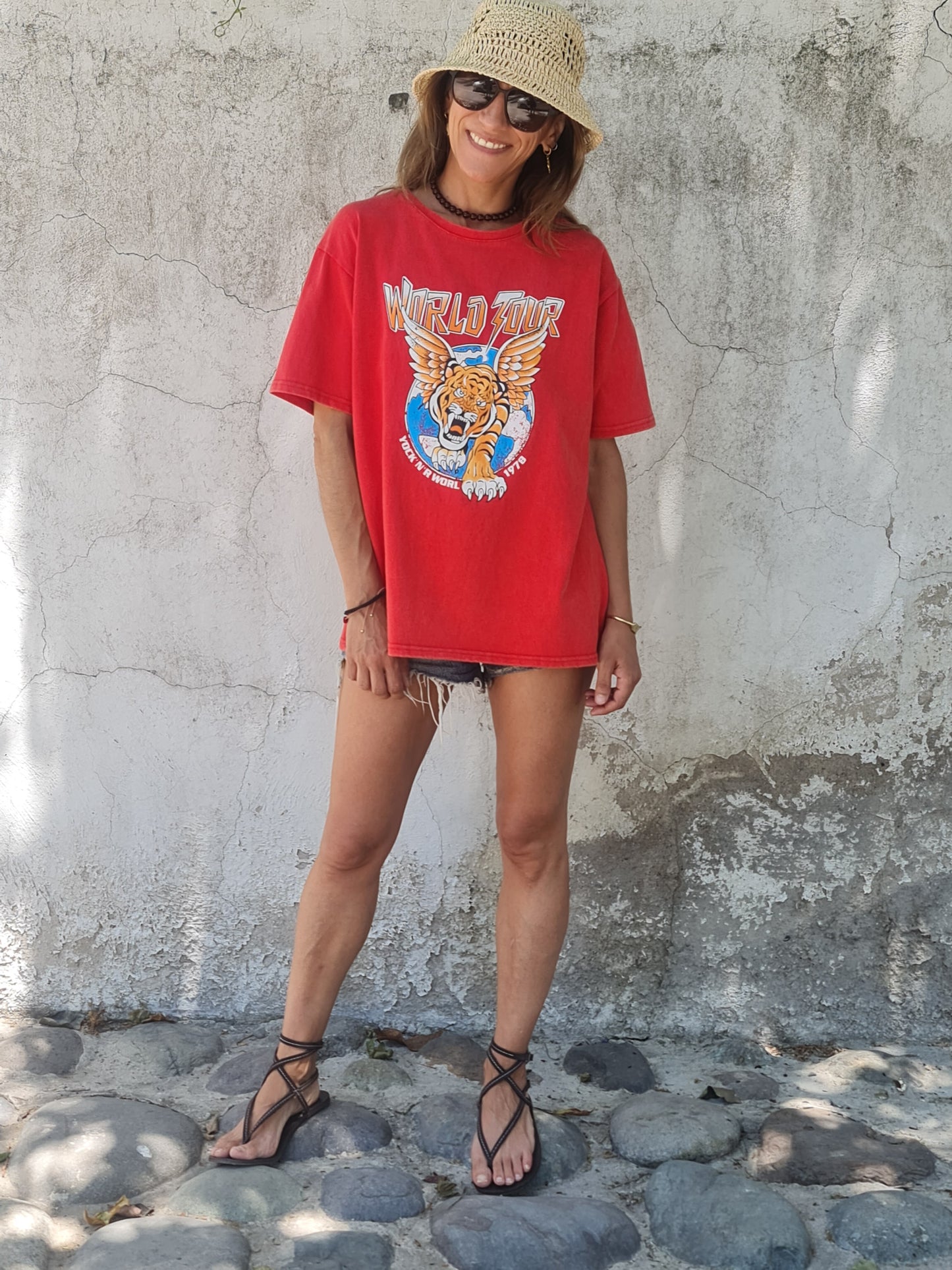 Polera Worl Tour Roja Gastado -50% DCTO.