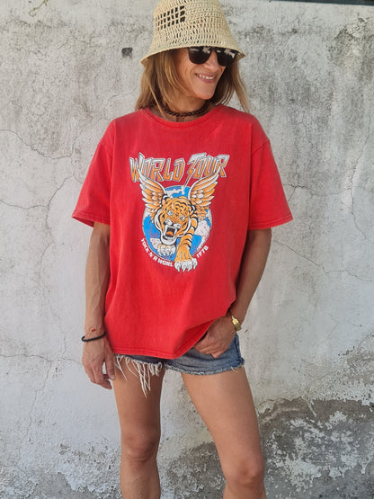 Polera Worl Tour Roja Gastado -50% DCTO.