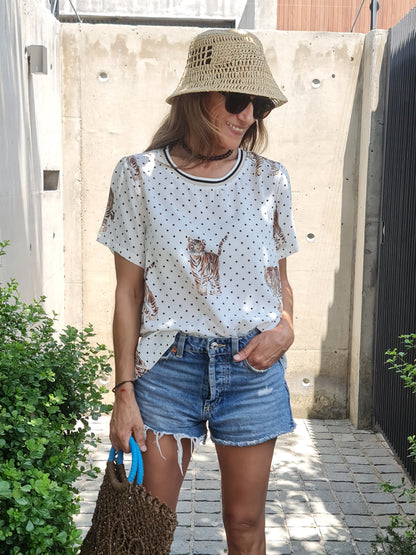 BLUSA TIGRE PUNTOS BLANCA-50%DCTO.