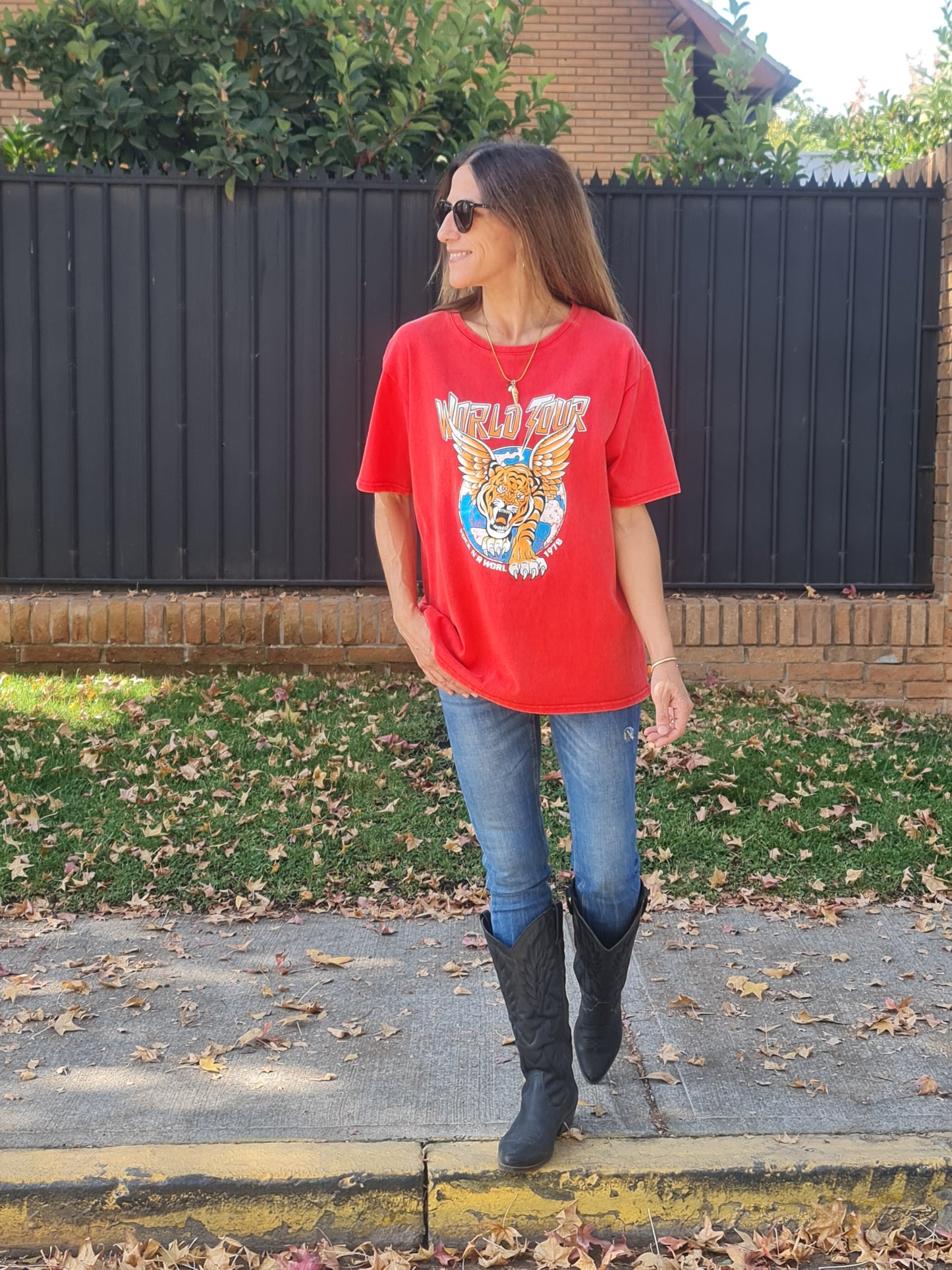 Polera Worl Tour Roja Gastado -50% DCTO.