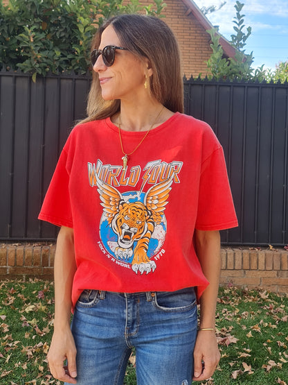Polera Worl Tour Roja Gastado -50% DCTO.