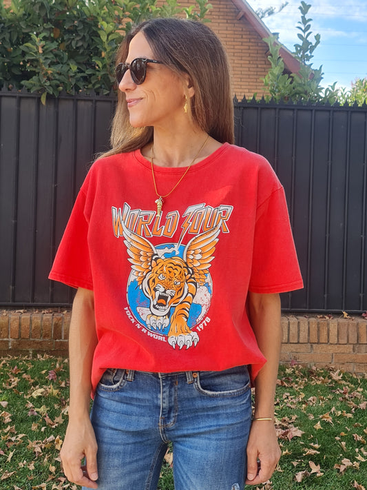 Polera Worl Tour Roja Gastado -50% DCTO.