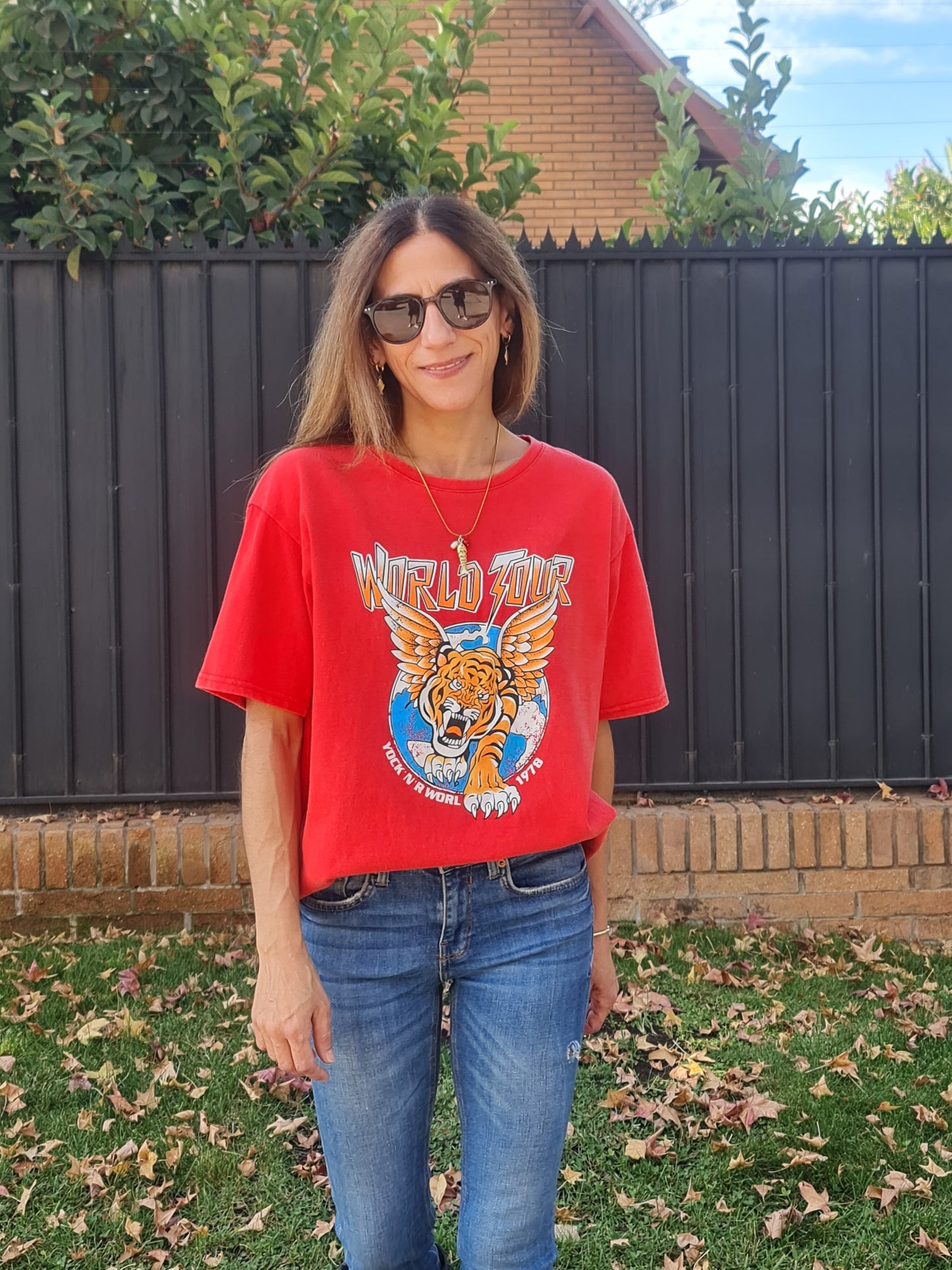 Polera Worl Tour Roja Gastado -50% DCTO.