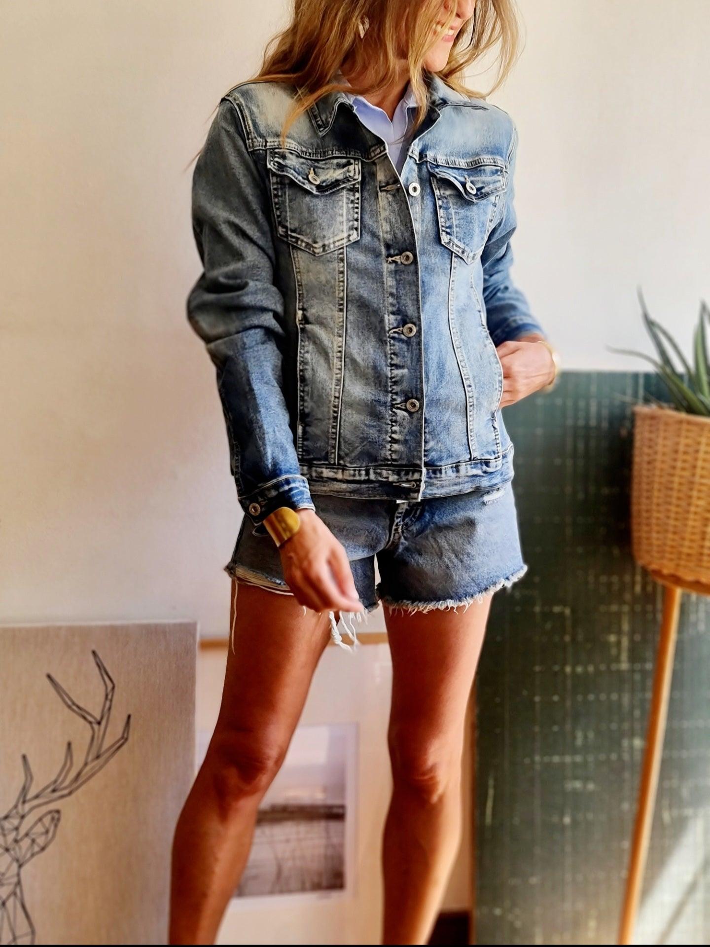 CHAQUETA DE JEANS AZUL GASTADO. - Quemepongo