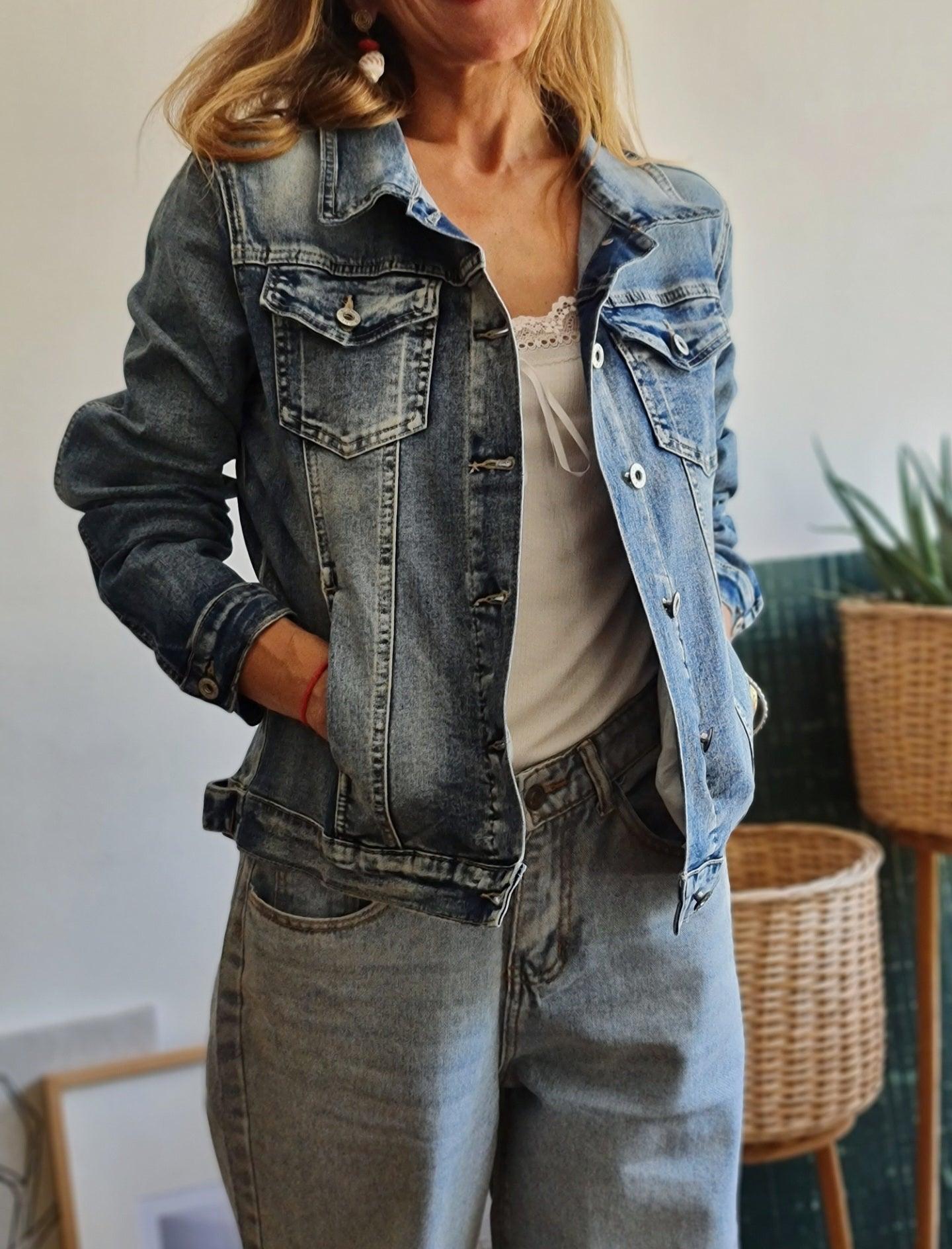 CHAQUETA DE JEANS AZUL GASTADO. - Quemepongo
