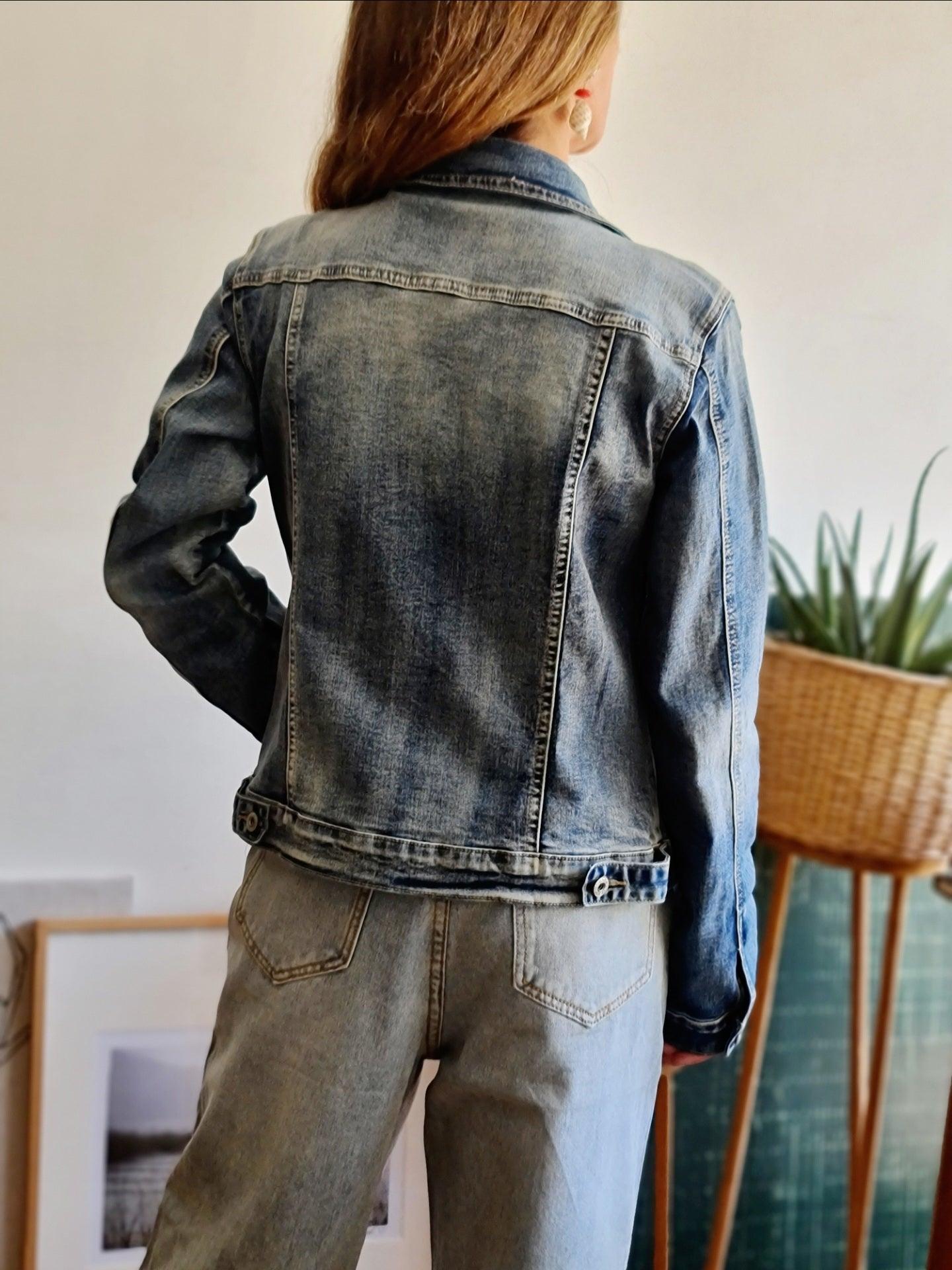 CHAQUETA DE JEANS AZUL GASTADO. - Quemepongo