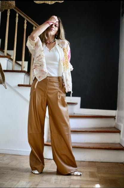 PALAZZO ECO CUERO CAMEL -55% DE DCTO.