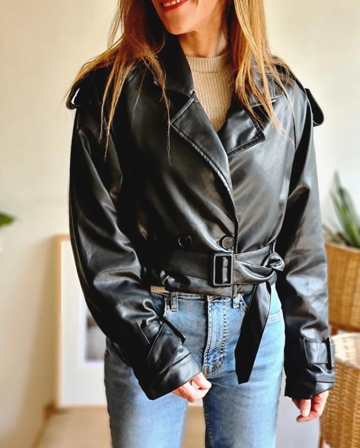 CHAQUETA CROP ECO CUERO CREMA -40% DE DCTO. - Quemepongo