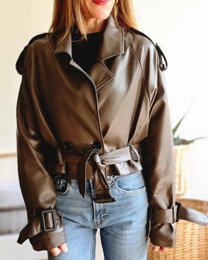 CHAQUETA CROP ECO CUERO CREMA -40% DE DCTO. - Quemepongo