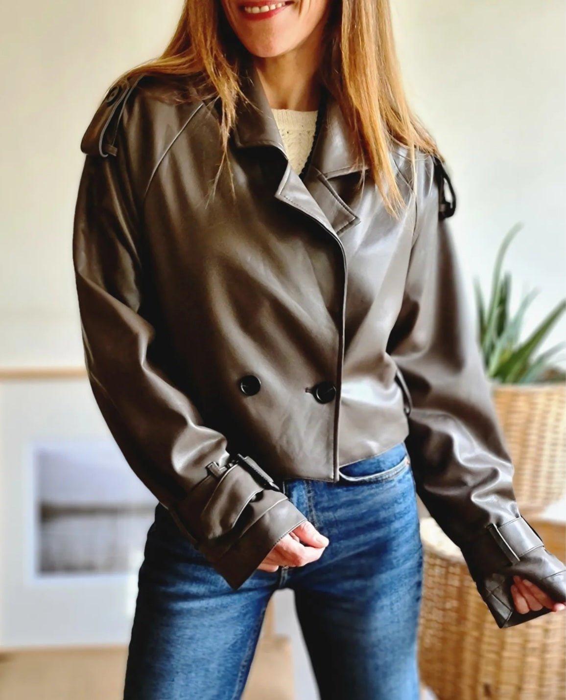 CHAQUETA CROP ECO CUERO CREMA -40% DE DCTO. - Quemepongo